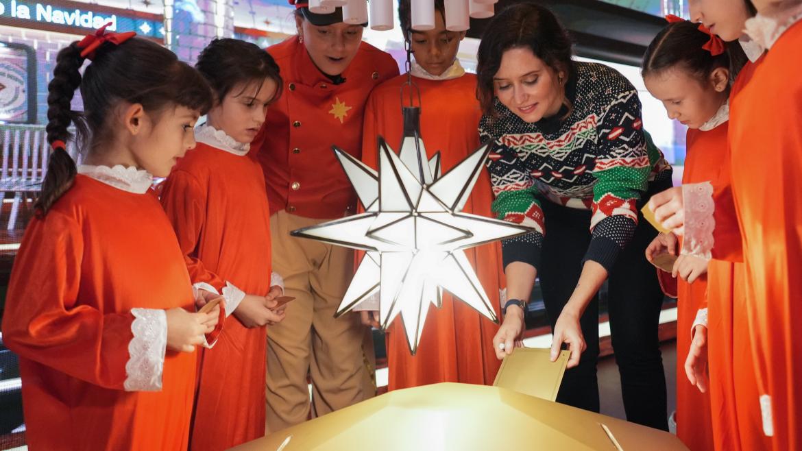 Díaz Ayuso inaugura el espectáculo de luz y sonido de la Real Casa de Correos y el mágico viaje a La Estación de la Navidad de Metro La presidenta Isabel Díaz Ayuso
