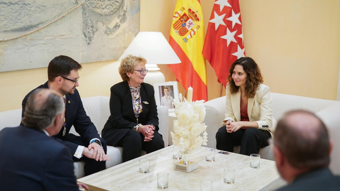 Imagen del artículo Díaz Ayuso recibe en la Real Casa de Correos a la Hermandad de los Gitanos