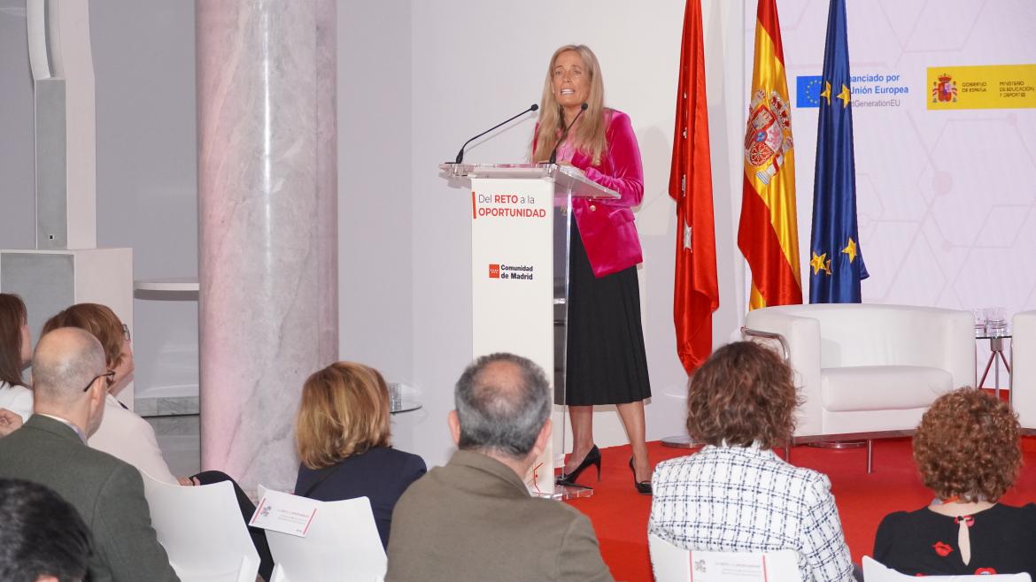 Inauguración Jornada de Acreditación de Competencias Profesionales Foto de la Consejera de Economía, Hacienda y Empleo