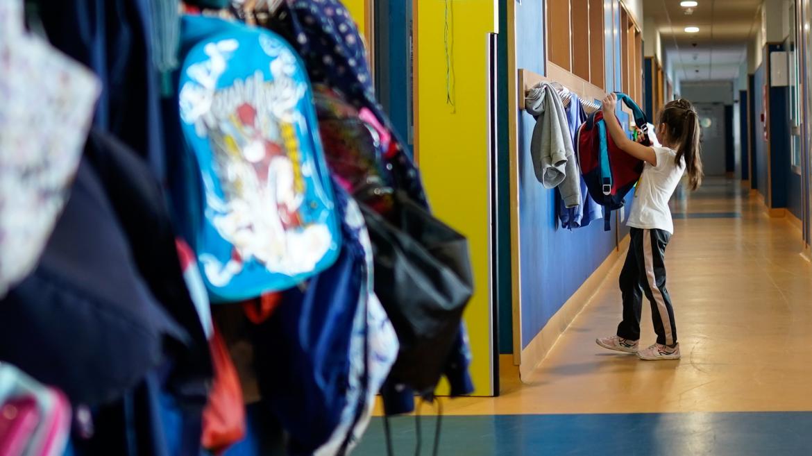 Una niña en el pasillo de un colegio