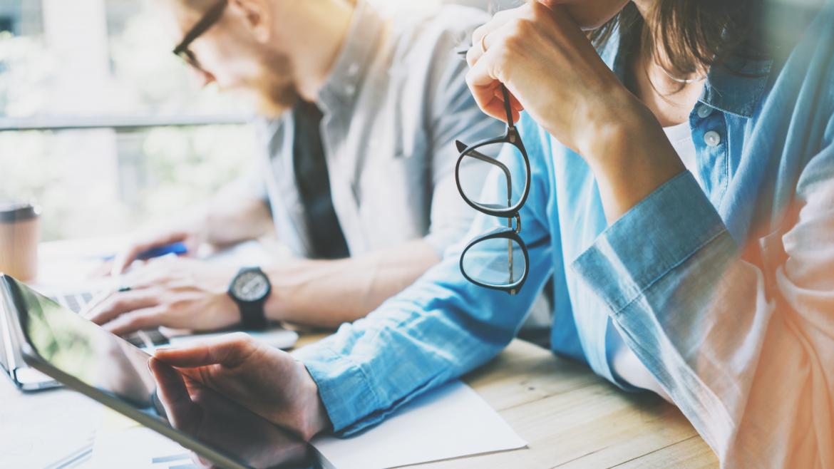 Unos jóvenes investigadores trabajando
