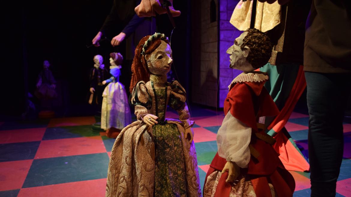 Unos títeres en escena vestidos con trajes