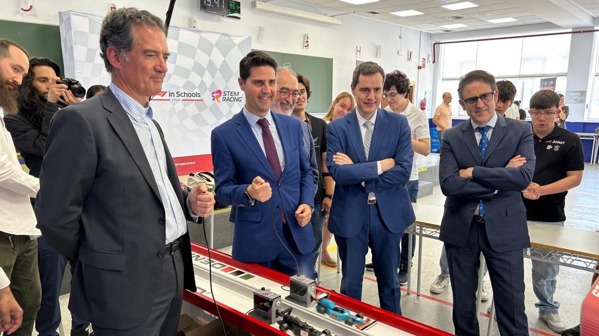 La Comunidad de Madrid participa con una treintena de equipos de colegios e institutos en la primera final regional de F1® in Schools El consejero Viciana