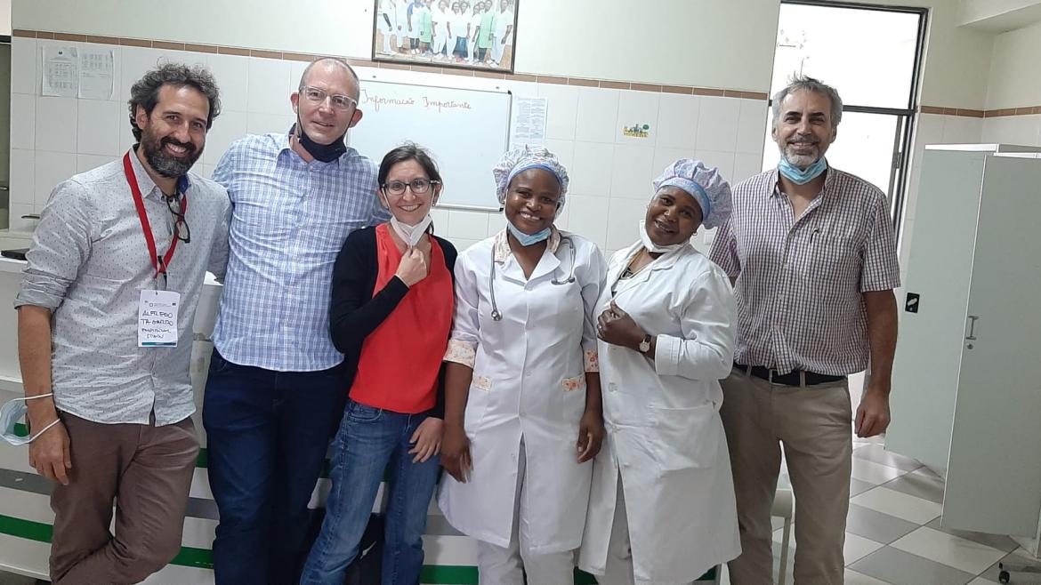 retrato de cinco personas, dos de ellas con bata blanca, enfermeras africanas el resto una mujer y dos hombres europeos