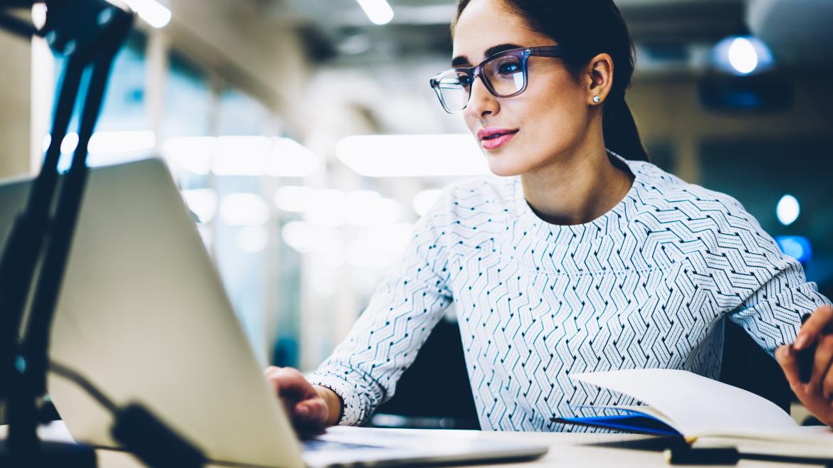 empleo Una chica trabajando en un ordenador