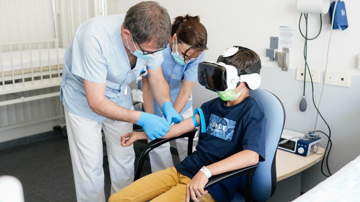 Un niño con unas gafas virtuales para hacer más llevadero a los menores las pruebas diagnósticas