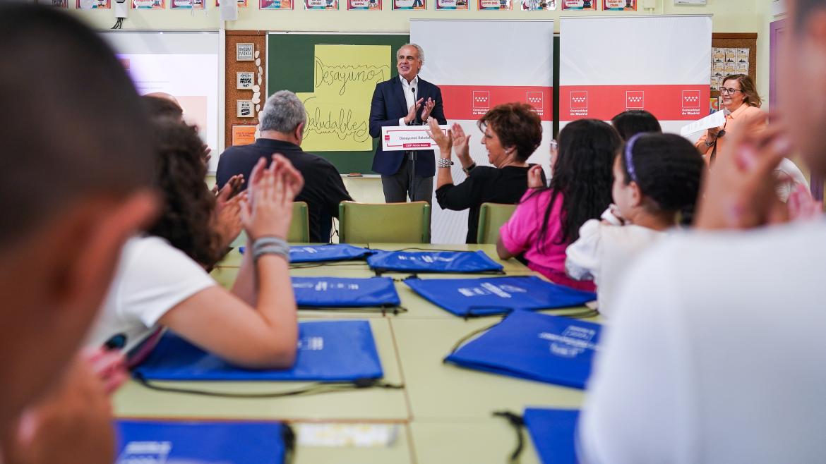 El consejero en funciones visita una escuela