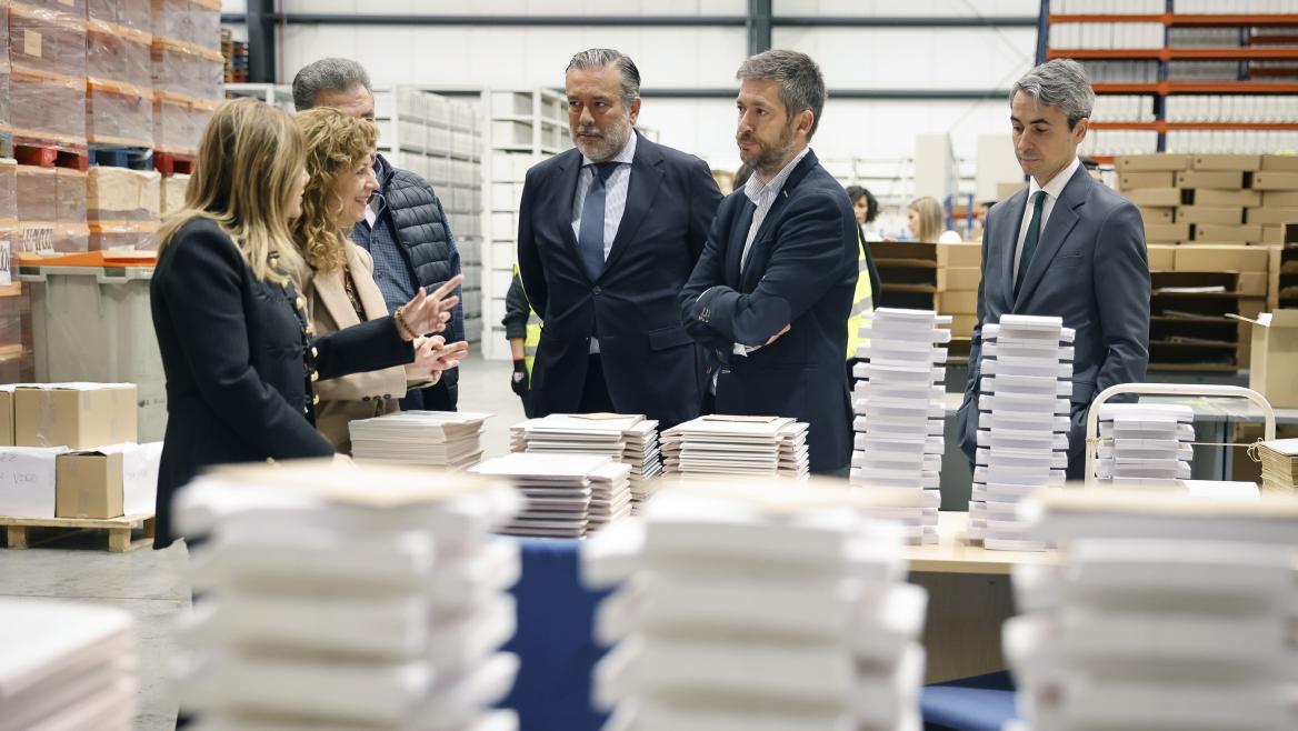 El consejero y el viceconsejero durante su visita al lugar