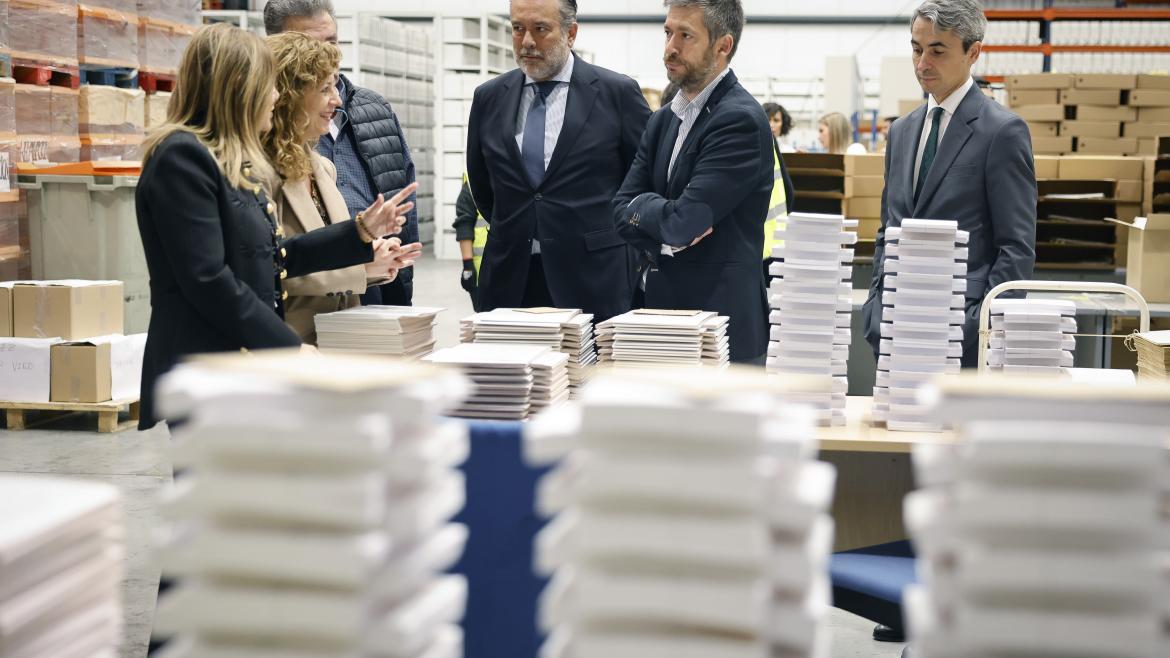 El consejero y el viceconsejero durante su visita al lugar