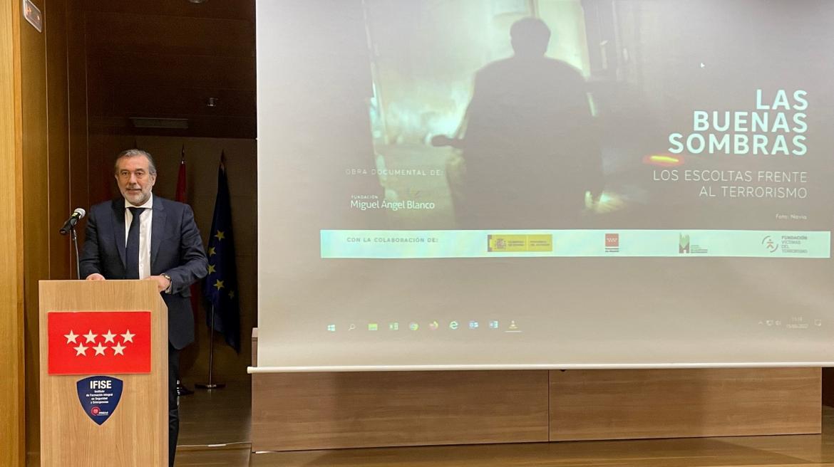 El consejero habla desde el atril del lugar de la proyección del largo