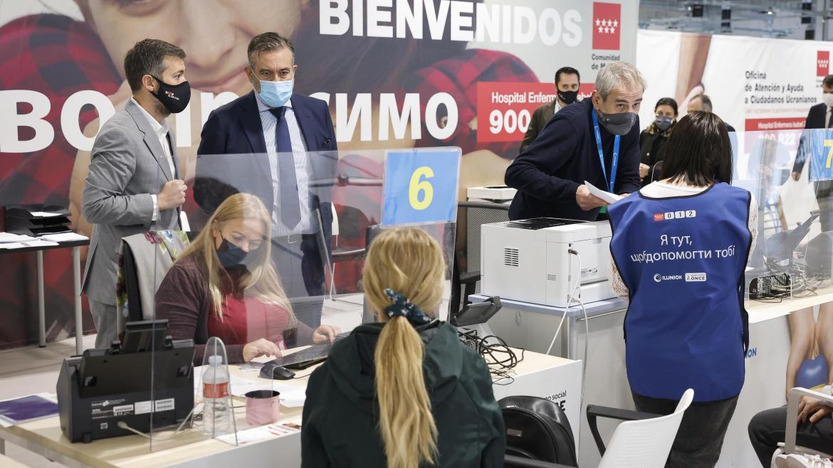 El consejero de Presidencia, Enrique López, visita la Oficina de Atención y Ayuda en el Hospital Zendal El consejero observa a los trabajadores de la oficina mientras atienden a varias personas