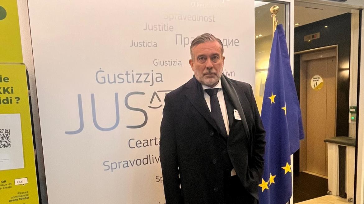 La Comunidad de Madrid reafirma su compromiso con las instituciones y valores de la Unión Europea El consejero Enrique López delante de una bandera de la UE