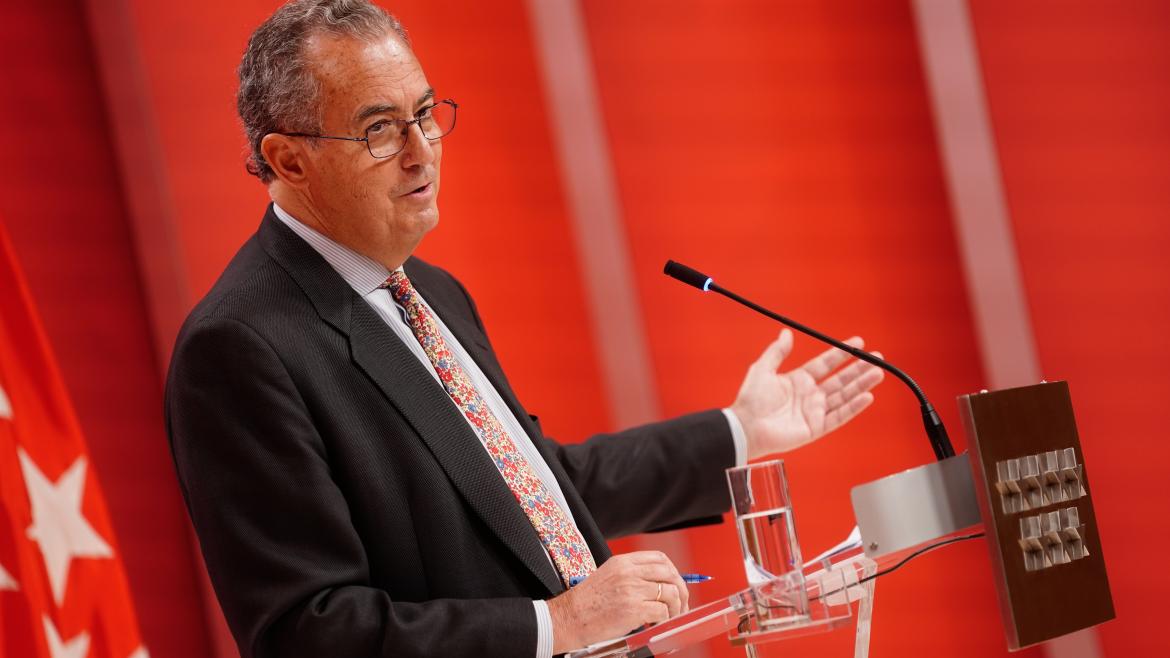 El consejero en el atril y ante el micrófono