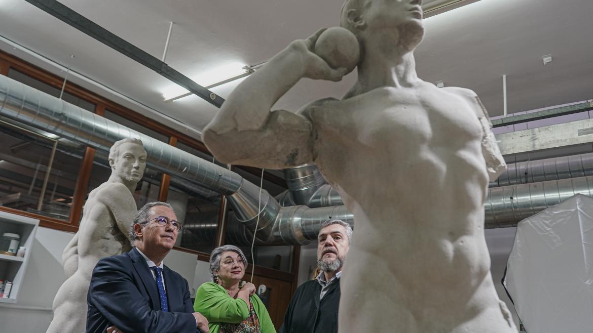 El vicepresidente mirando una escultura