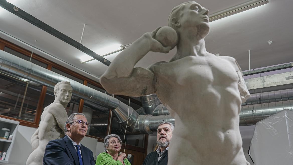 El vicepresidente mirando una escultura