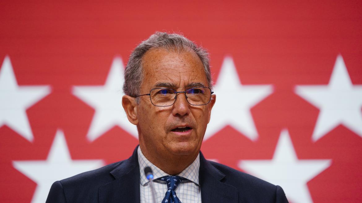 El portavoz regional, Enruique Ossroio, hablando durante la rueda de prensa