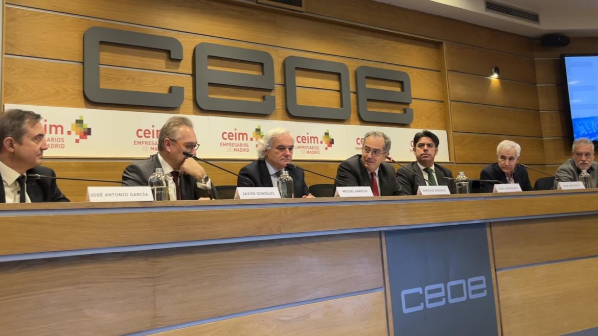 El vicepresidente en la mesa de la presentación del primer Clúster