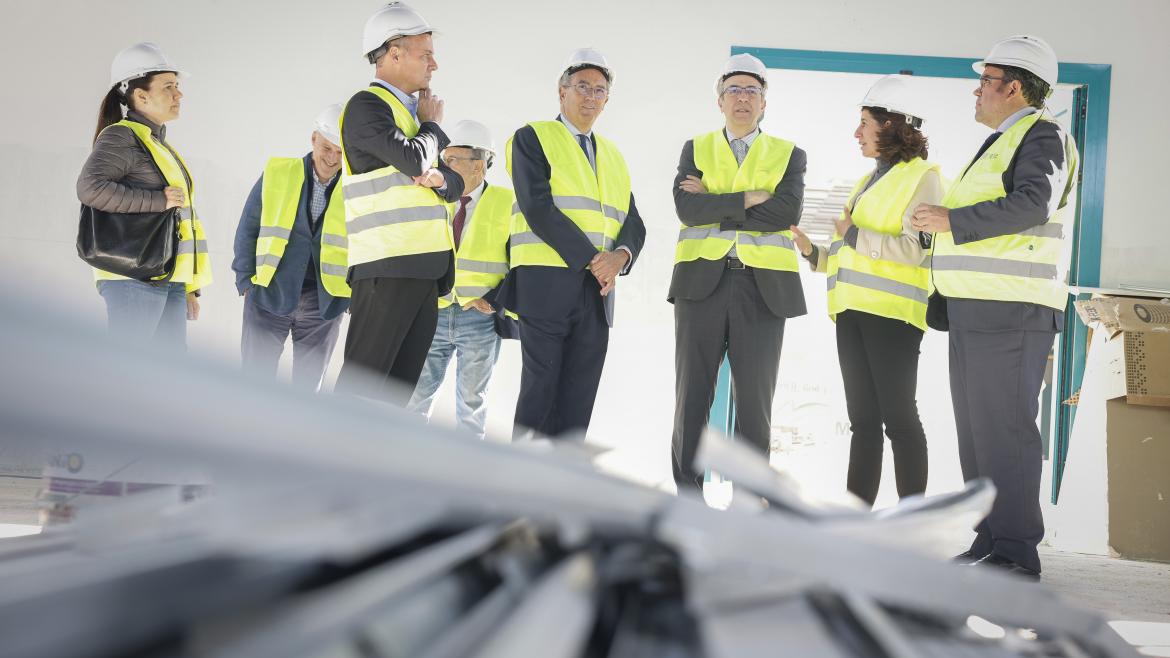 El vicepresidente conversa con algunos encargados de obras