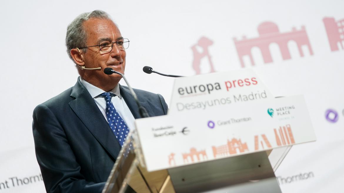 El vicepresidente Enrique Ossorio durante su intervención en el atril del desayuno informativo