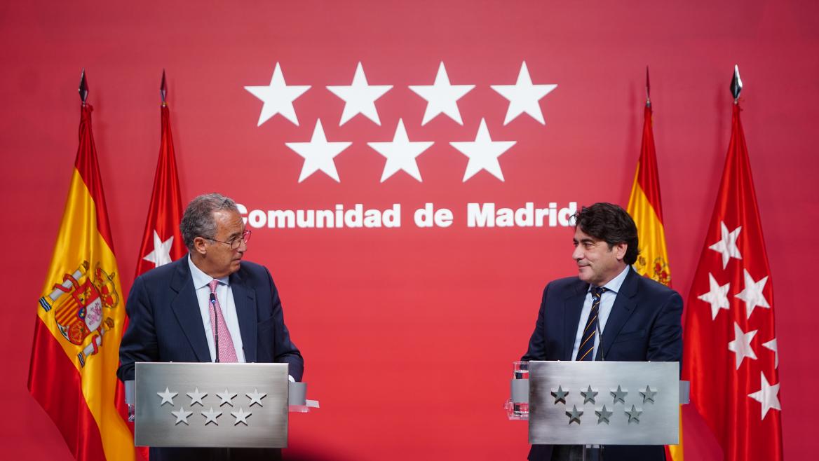 Los consejeros Enrique Ossorio y David Pérez durante la rueda de prensa 