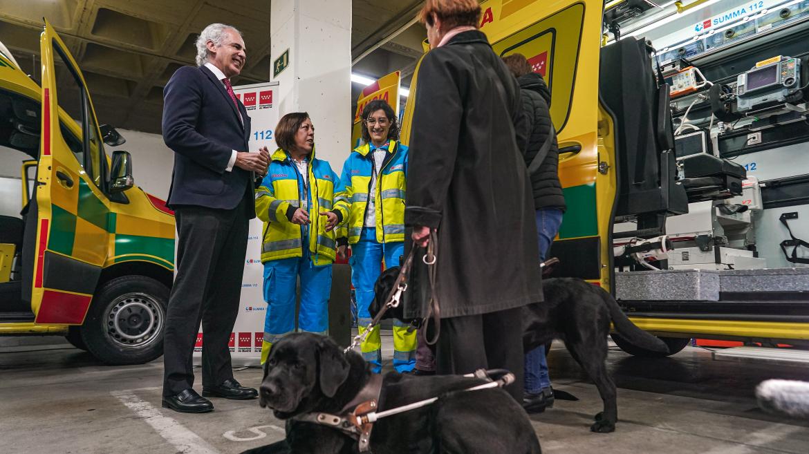 La Comunidad de Madrid estrena acompañamiento de perros de asistencia en los traslados de del SUMMA 112 | Comunidad de Madrid