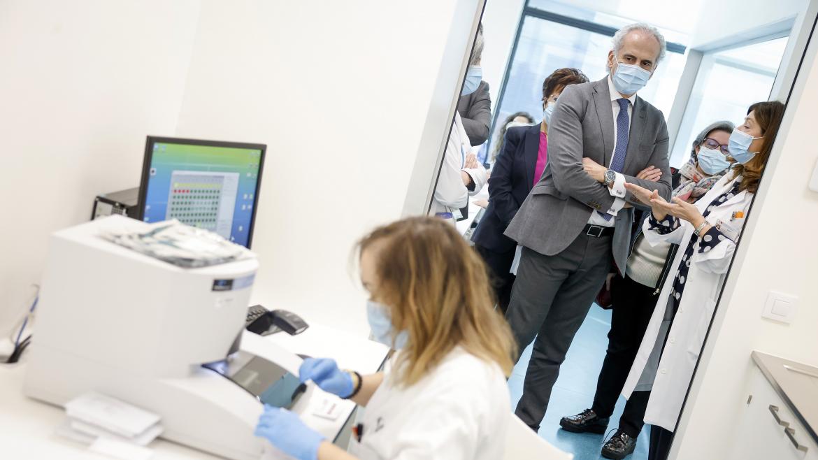 El consejero Enrique Ruiz observa el trabajo en el laboratorio