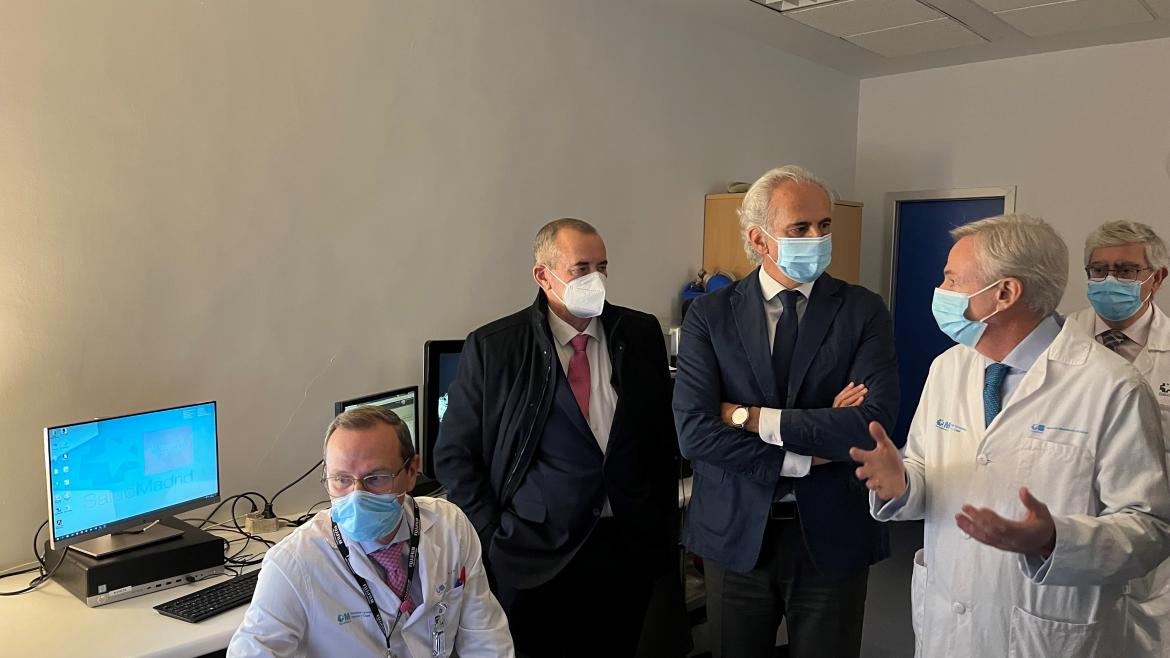 El Hospital público Ramón y Cajal de la Comunidad de Madrid empleará una tecnología innovadora para prevenir enfermedades cardiacas El consejero Enrique Escudero conversa con los médicos del Ramón y Cajal