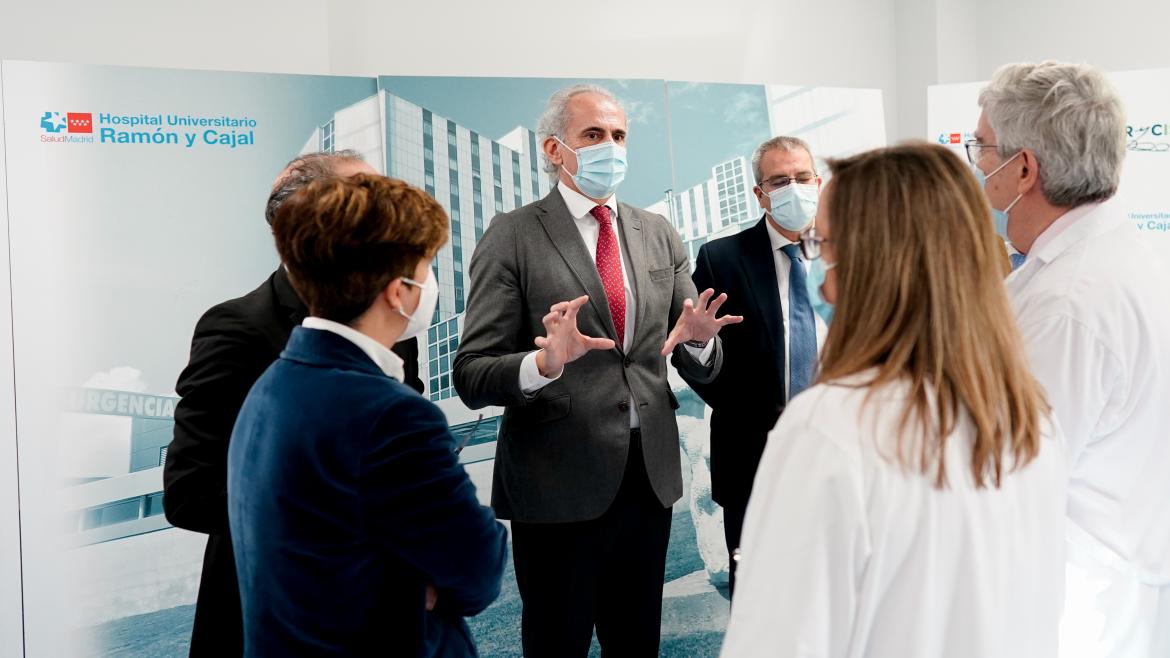 El consejero Escudero conversando con algunos médicos