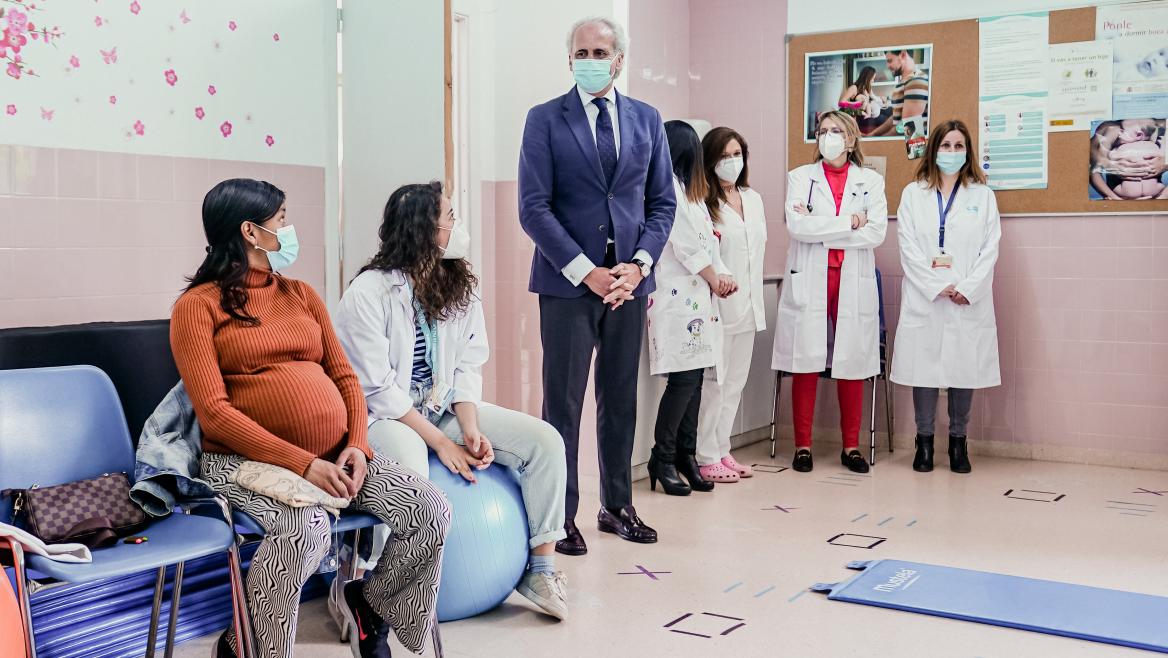 El consejero de Sanidad, Enrique Ruiz Escudero, en una sala con mujeres embarazadas y enfermeras 