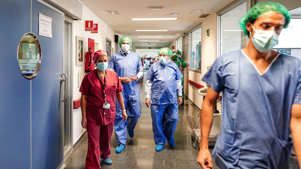 El consejero Enrique Ruiz Escudero pasea por el Hospital público La Paz