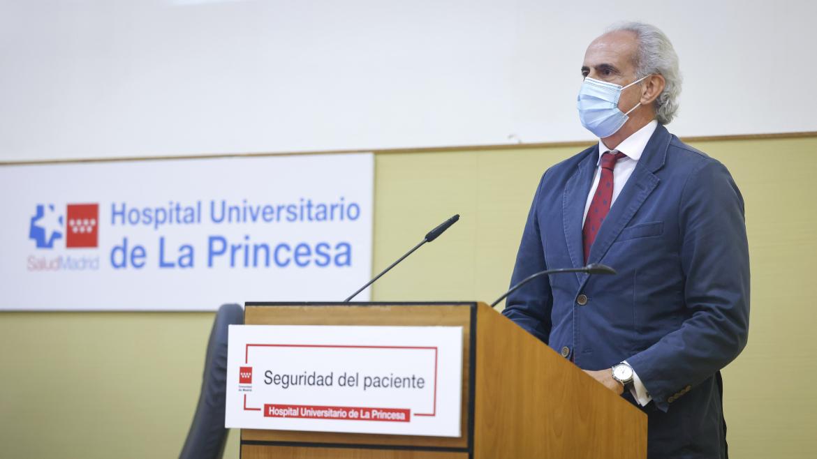 El consejero Enrique Ruiz en el atril
