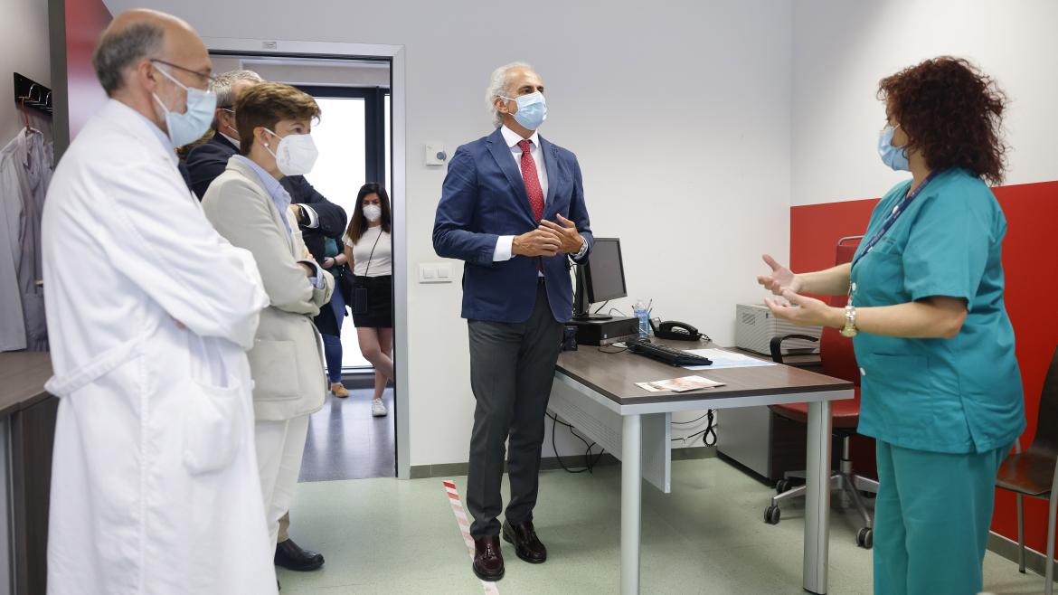 La Comunidad incorpora 21 nuevos equipos de prevención para el seguimiento y atención de tentativas de suicidio en la primera semana El consejero Enrique Ruiz Escudero conversa con algunos especialistas