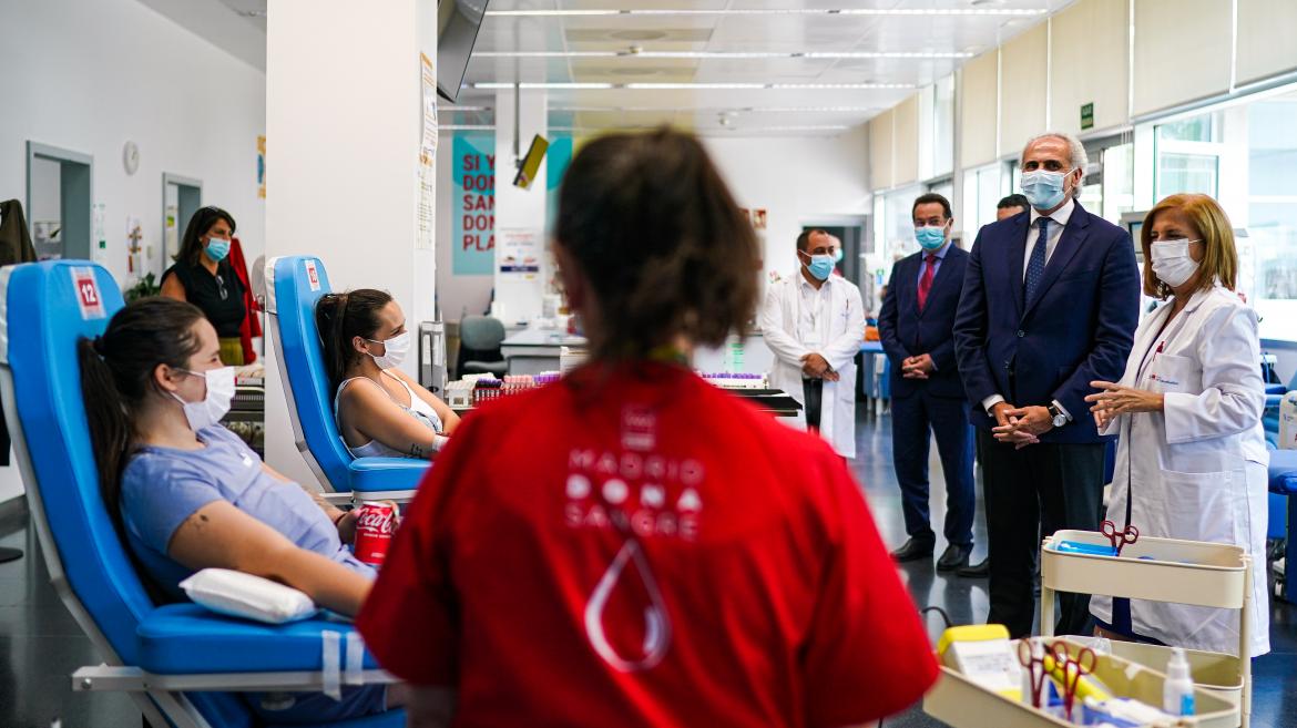El consejero en funciones visitando el centro de donación