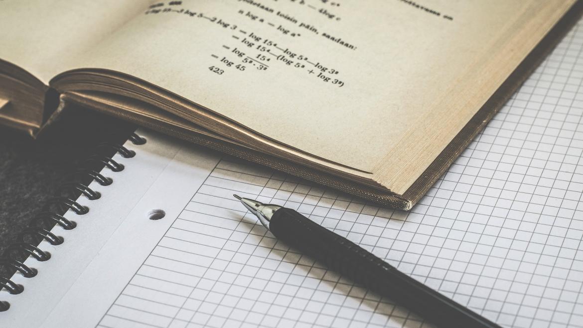 Imagen de libro, cuaderno y lápiz portaminas