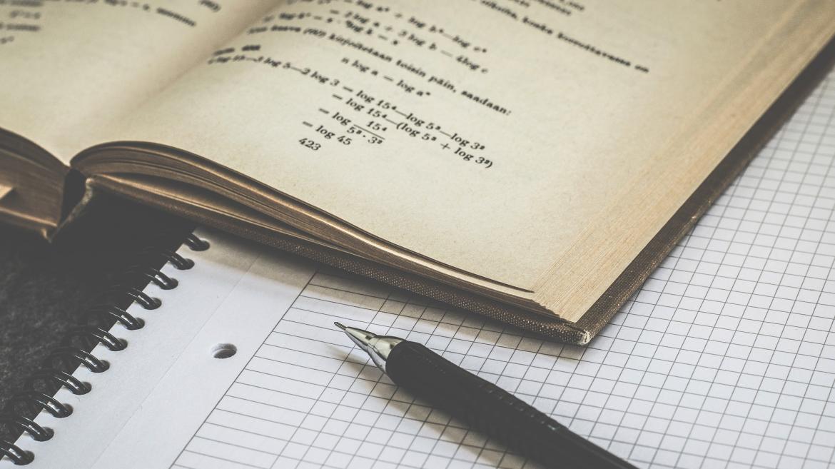 Imagen de libro, cuaderno y lápiz portaminas
