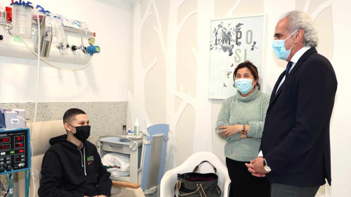 El consejero Enrique Escudero en su visita al hospital