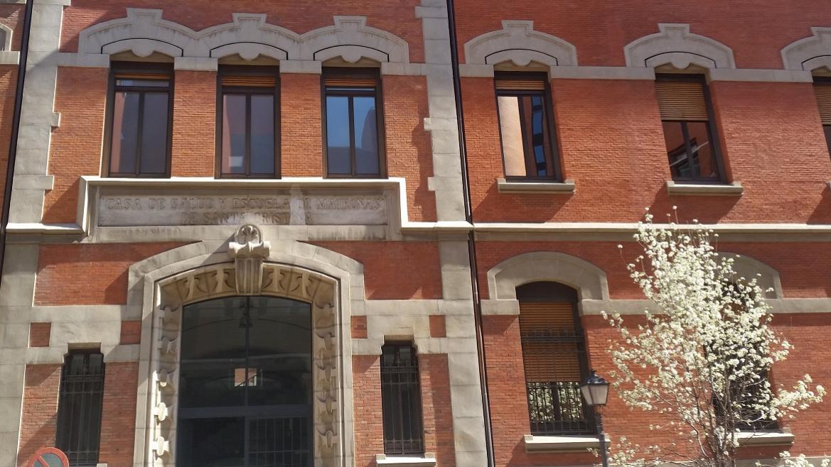 Fachada del Hospital Santa Cristina en primavera