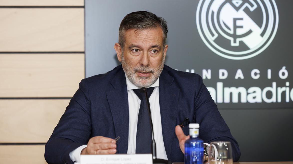 El consejero de Presidencia, Enrique López, firma el convenio de colaboración