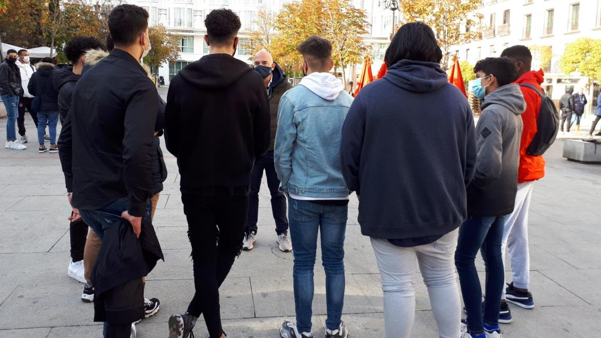 Un grupo de jóvenes en la Plaza Santa Ana durante una charla