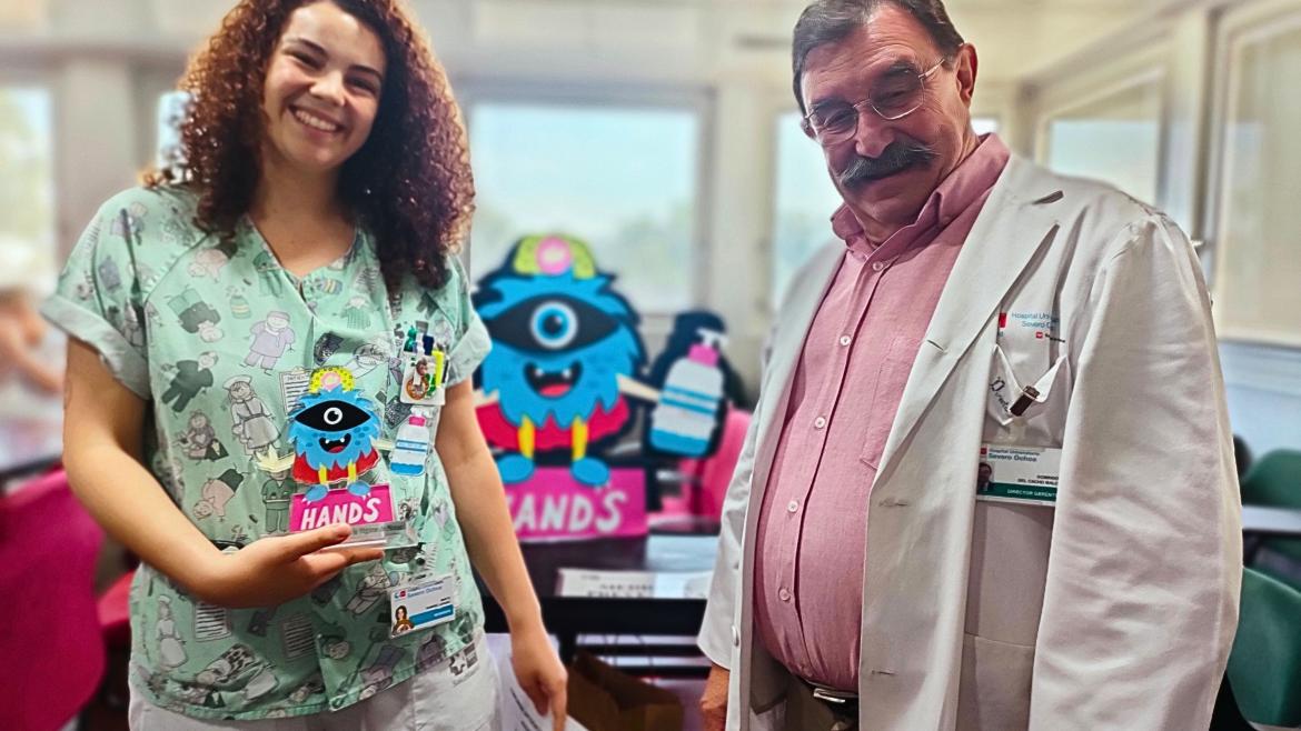 Facultativa de Medicina Preventiva y Gerente del Hospital Severo Ochoa con la mascota Hang`s