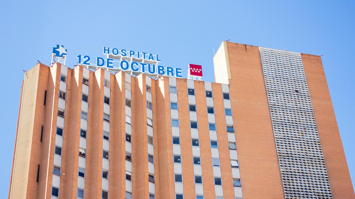 La fachada del Hospital bajo el cielo azul de Madrid
