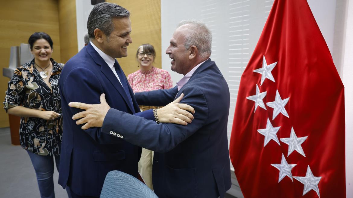 El consejero en la reunión