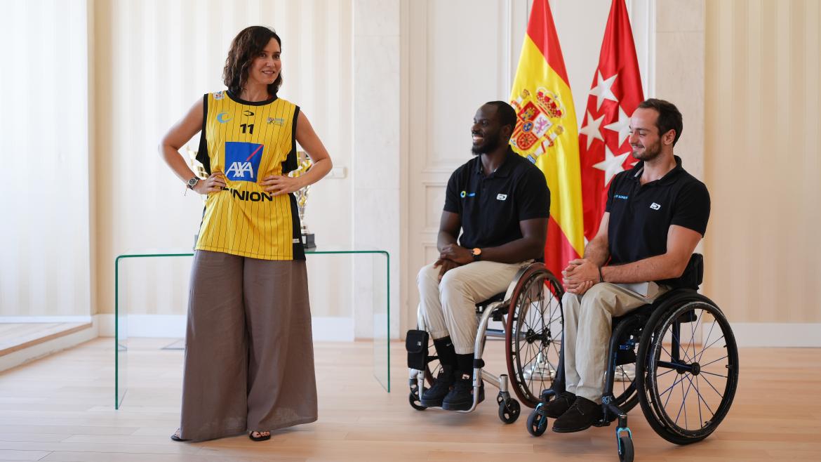 Díaz Ayuso ha recibido hoy en la Real Casa de Correos al Club Deportivo Ilunion de Baloncesto en Silla de Ruedas