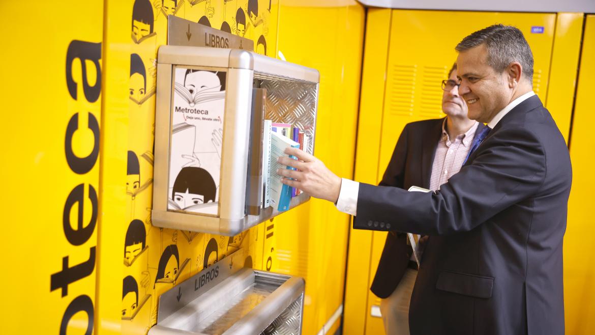 Imagen del artículo La Comunidad de Madrid recicla las antiguas papeleras de Metro y las convierte en librerías para fomentar la lectura entre los viajeros