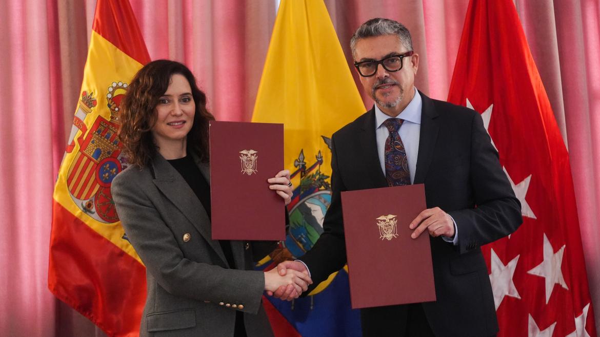Díaz Ayuso firma en Quito la acreditación profesional de ecuatorianos en Madrid para “atraer grandes profesionales a su otra casa”
