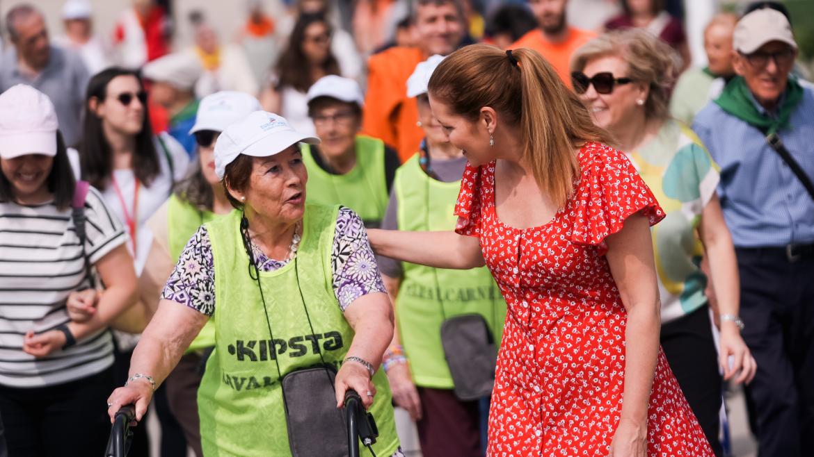 La Comunidad de Madrid reúne a 700 usuarios y profesionales de sus residencias públicas en la XII Marcha de Mayores La consejera Dávila