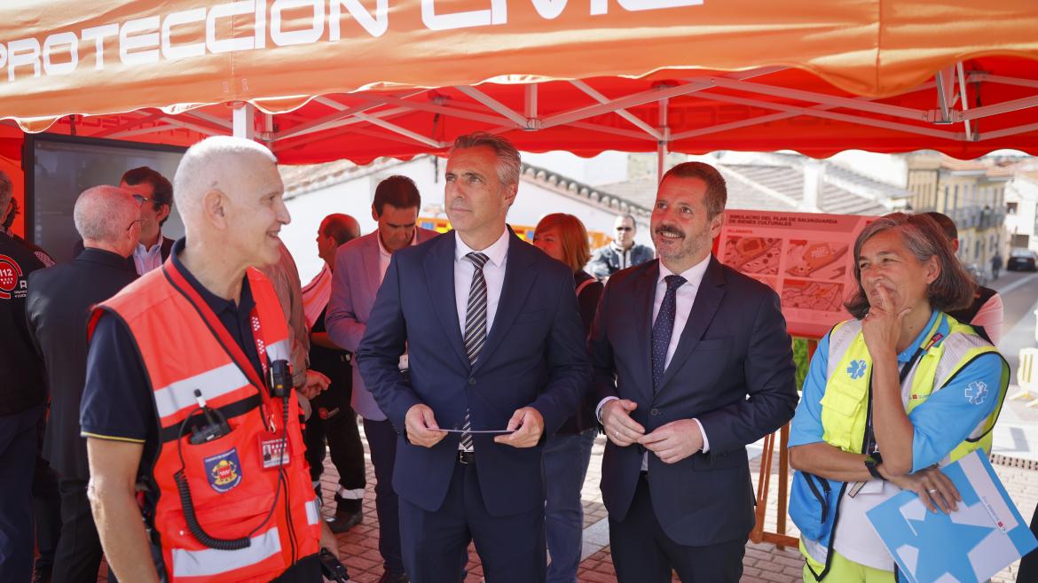 La Comunidad de Madrid ensaya un simulacro de incendio en edificios históricos para desplegar su pionero plan de protección de bienes culturales Los consejeros Novillo y de Paco Serrano