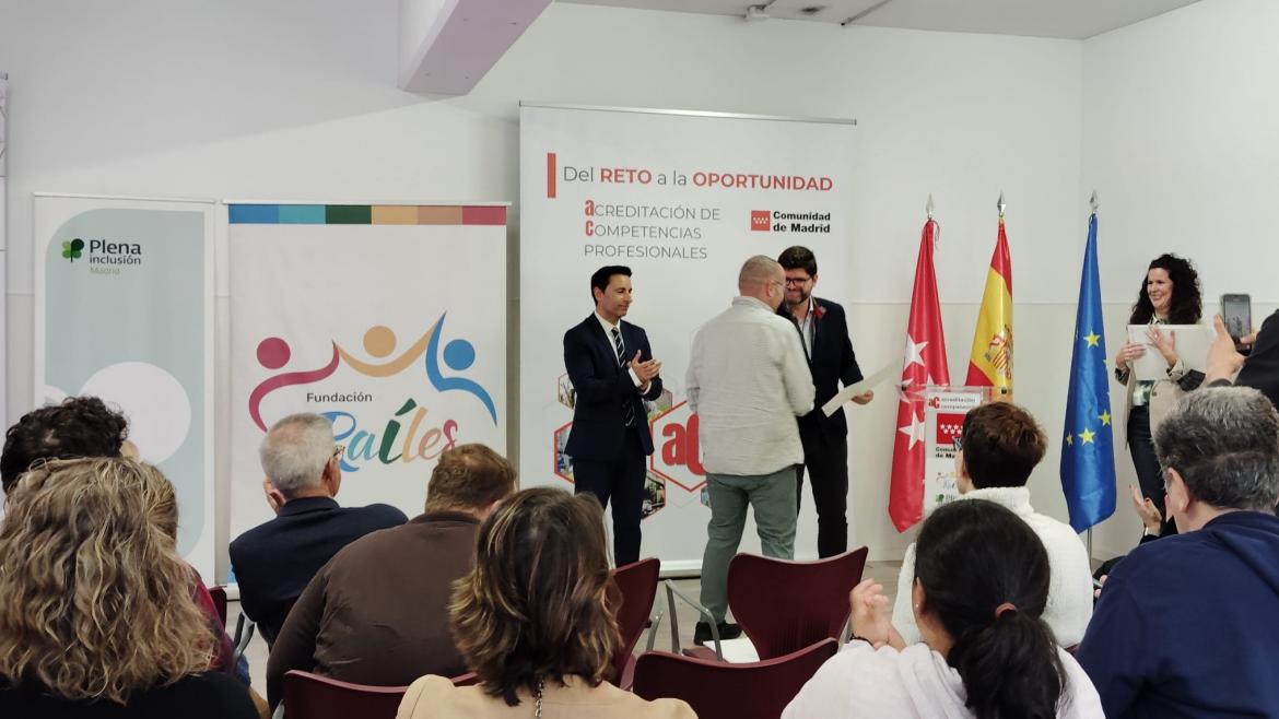 Viceconsejero de Economía y Empleo entregando Certificado Profesional