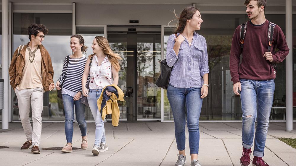 Grupo de alumnos universitarios saliendo de clase