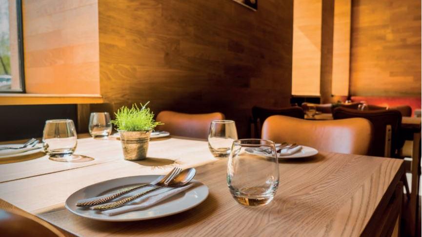 Portada Guía de requisitos de seguridad alimentaria para establecimientos de restauración Mesa de restaurante